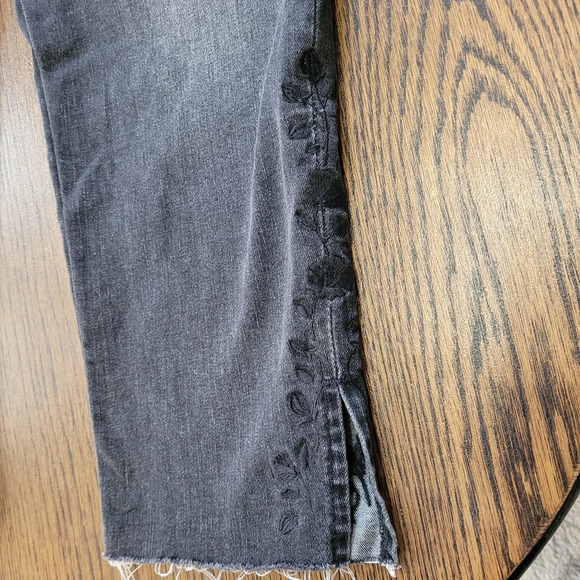 Levi's 711 Skinny Rawcut Hem Hi Rise Embroidered Jeans Size Women's 24W - Picture 6 of 15